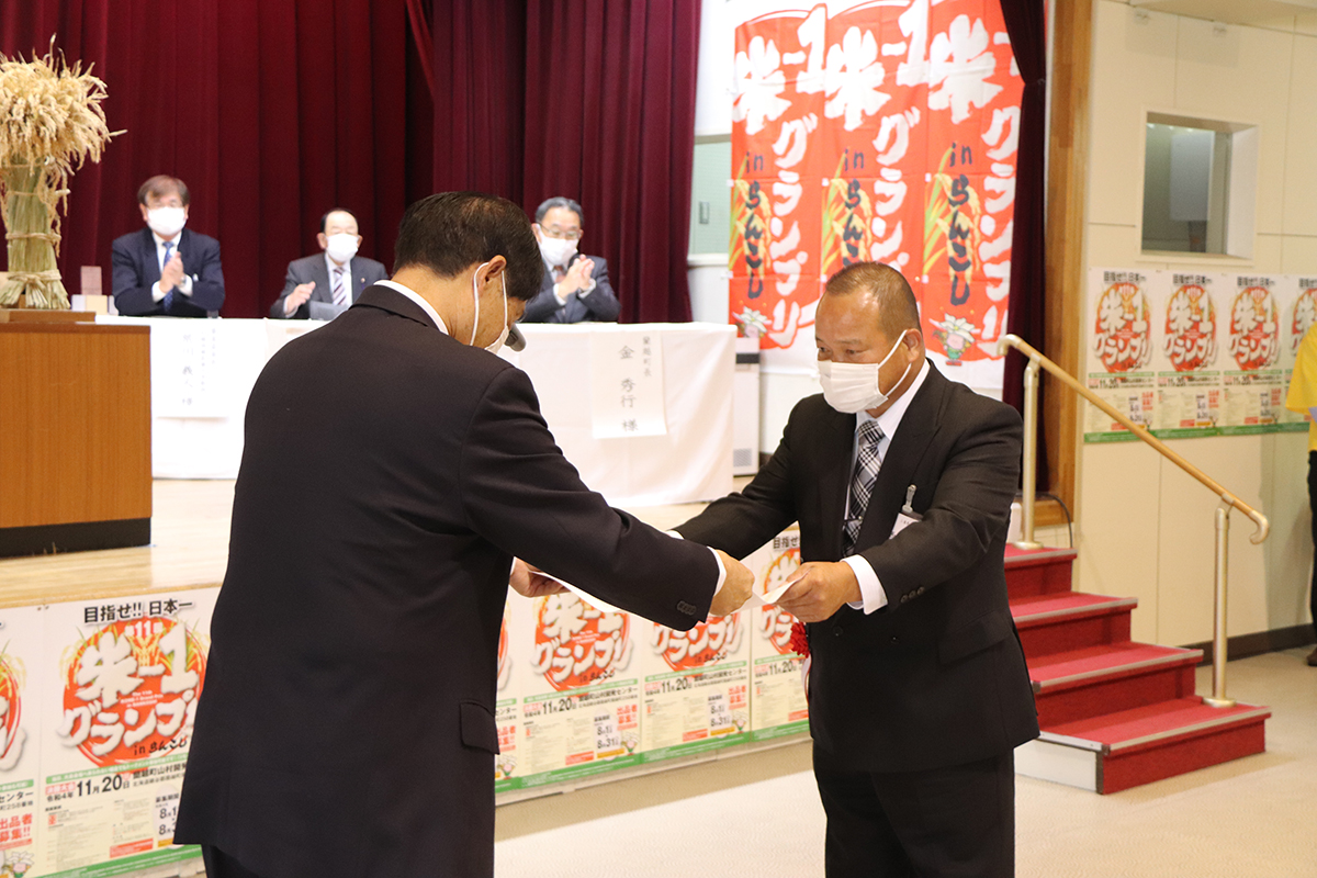 入賞者を代表し、三重県伊賀市　中西保朝さんへ表彰
