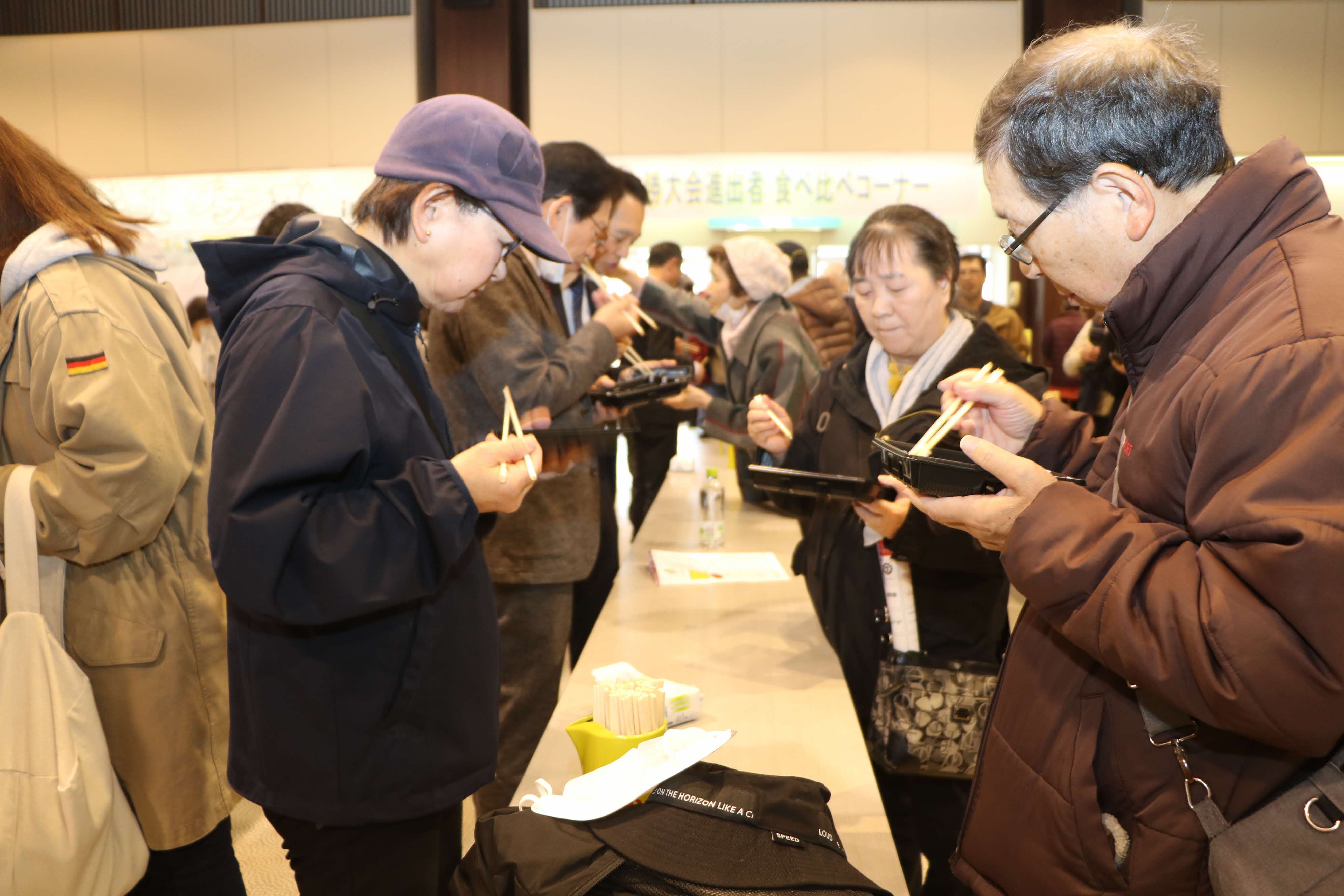 一般の来場者の方も食べ比べに参加できます。