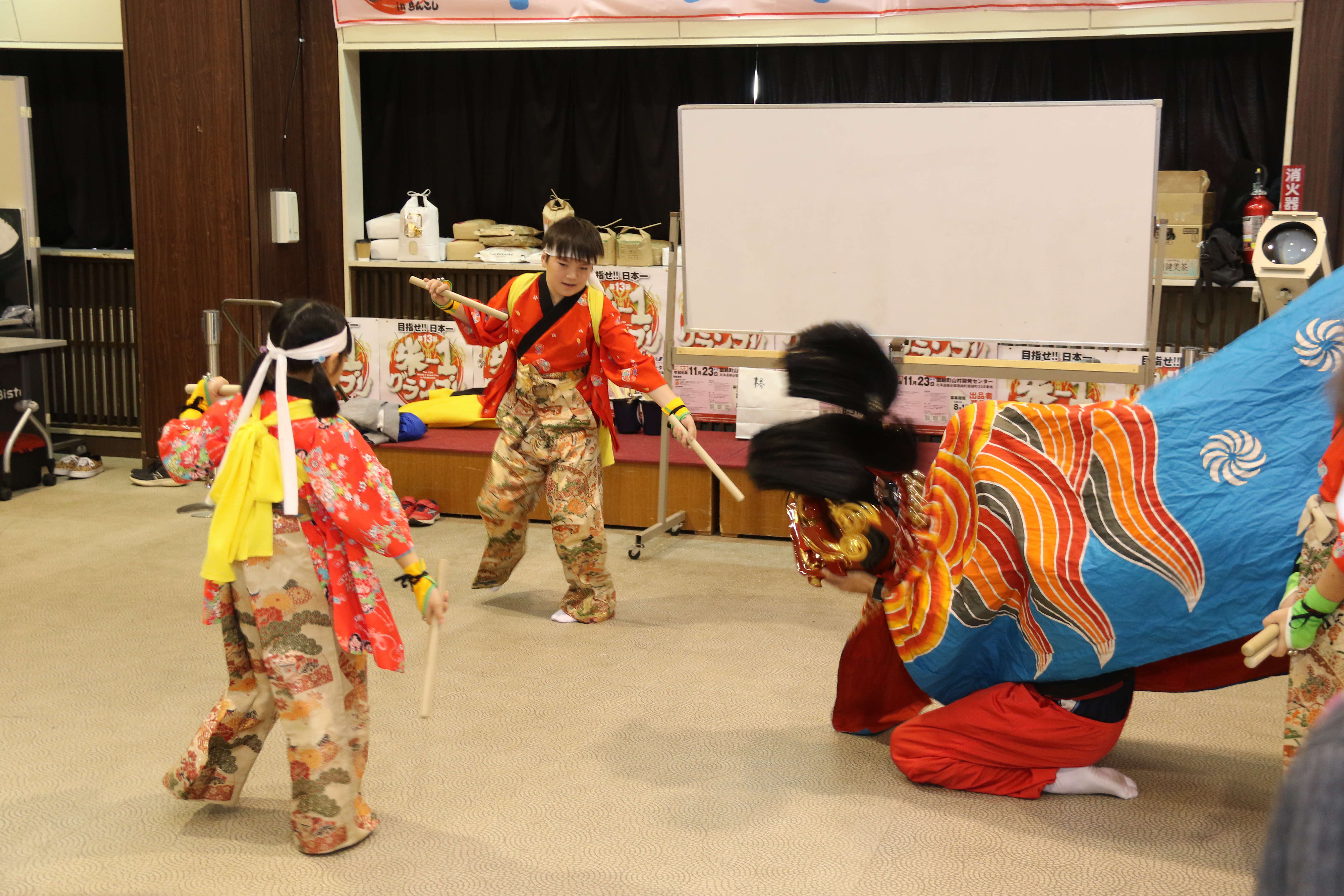 蘭越町伝統芸能「讃岐瑞穂神楽」の披露。